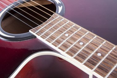 Beyaz arkaplanda akustik gitar