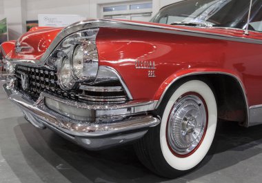 Poznan Uluslararası Fuarı'nda statik ekranda eski Amerikan arabası. 