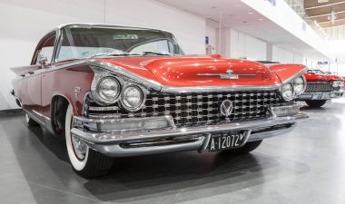 Poznan Uluslararası Fuarı'nda statik ekranda eski Amerikan arabası. 