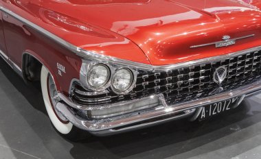 Poznan Uluslararası Fuarı'nda statik ekranda eski Amerikan arabası. 