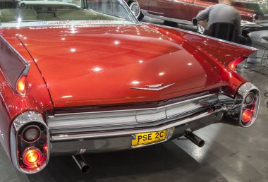 Poznan Uluslararası Fuarı'nda statik ekranda eski Amerikan arabası. 