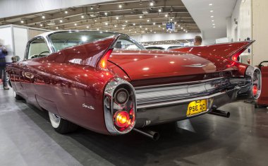 Poznan Uluslararası Fuarı'nda statik ekranda eski Amerikan arabası. 