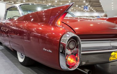 Poznan Uluslararası Fuarı'nda statik ekranda eski Amerikan arabası. 