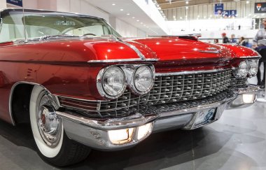 Poznan Uluslararası Fuarı'nda statik ekranda eski Amerikan arabası. 