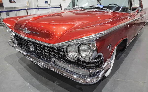 Antiguo coche americano en exhibición estática en la Feria Internacional de Poznan . — Foto de Stock