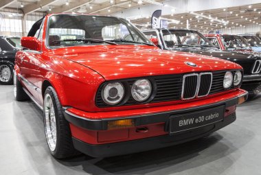 Eski Bmw araba statik ekranda