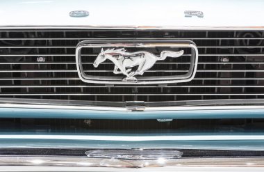 Eski Ford Mustang Poznan Uluslararası Fuarı'nda statik ekranda