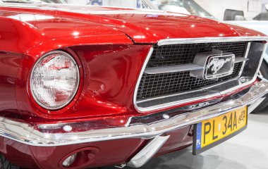 Eski Ford Mustang Poznan Uluslararası Fuarı'nda statik ekranda