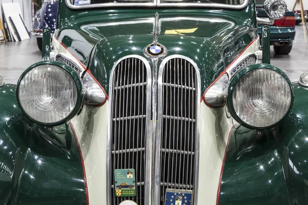 Altes BMW-Auto auf statischer Anzeige — Stockfoto