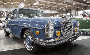 Eski Mercedes araba Uluslararası Fuarı'nda statik ekranda