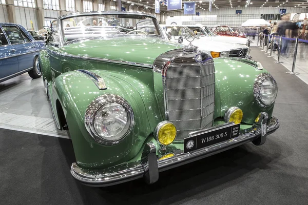 Altes Mercedes-Auto auf der internationalen Messe — Stockfoto