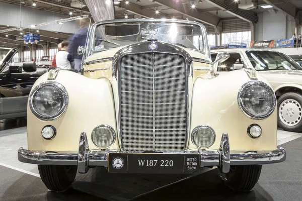 Altes Mercedes-Auto auf der internationalen Messe — Stockfoto