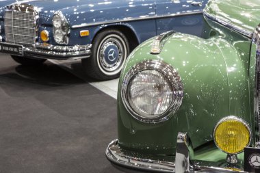 Eski Mercedes araba Uluslararası Fuarı'nda statik ekranda