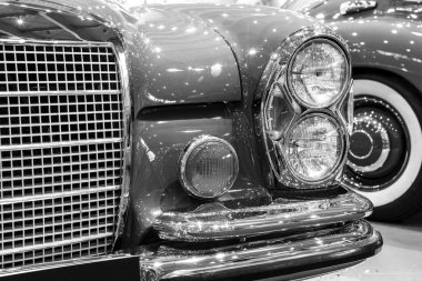 Eski Mercedes araba Uluslararası Fuarı'nda statik ekranda