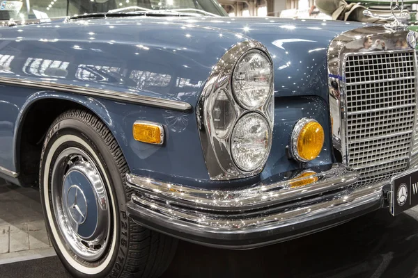 Vecchia Mercedes in esposizione statica alla Fiera Internazionale — Foto Stock