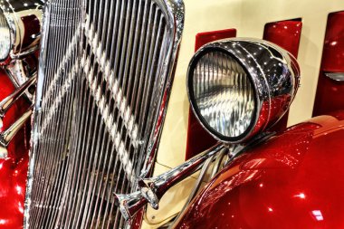 Eski Citroen araba Poznan Uluslararası Fuarı'nda statik ekranda. 