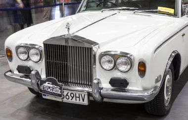 Eski araba Poznan Uluslararası Fuarı'nda statik ekranda İngilizce. 