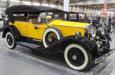 Eski araba Poznan Uluslararası Fuarı'nda statik ekranda İngilizce. 