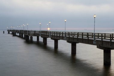 İskele ve Baltık Denizi üzerinde