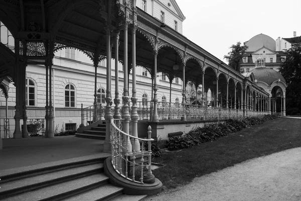 Antiguo pabellón histórico en Karlovy Vary, República Checa — Foto de Stock