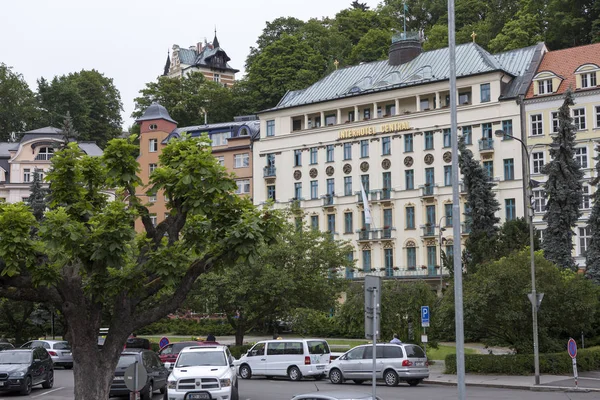 Karlovy Vary es una ciudad situada en el oeste de Bohemia, República Checa . — Foto de Stock