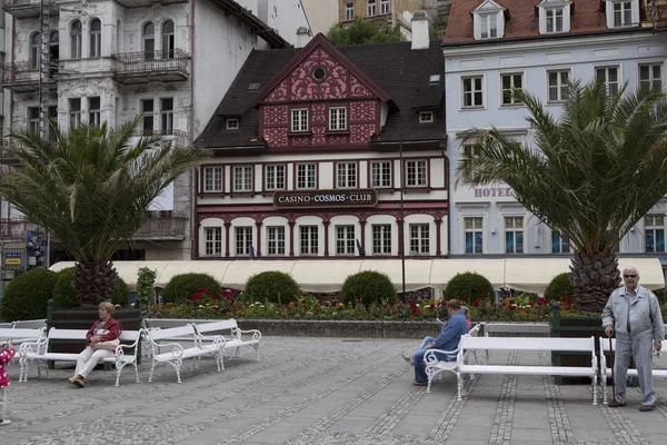 Karlovy Vary es una ciudad situada en el oeste de Bohemia, República Checa . — Foto de Stock