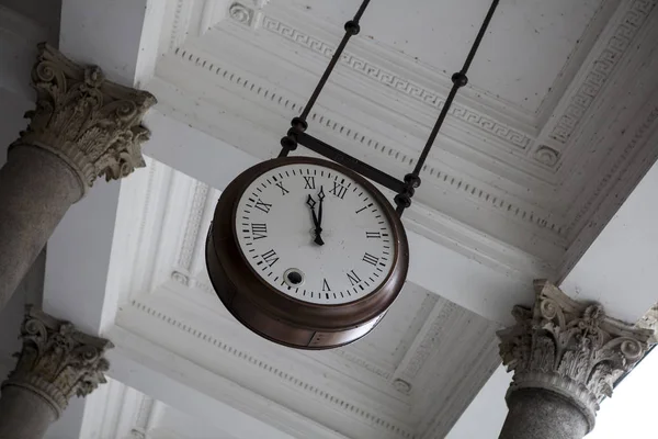 Antiguo reloj antiguo en Karlovy Vary, República Checa —  Fotos de Stock