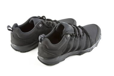 siyah beyaz bir arka plan üzerinde ayakkabı spor