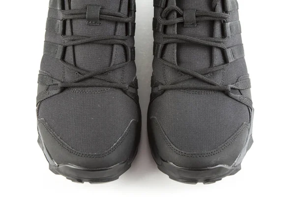 Zapatos deportivos negros sobre fondo blanco —  Fotos de Stock