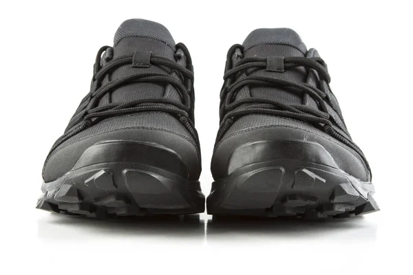 Zapatos deportivos negros sobre fondo blanco —  Fotos de Stock