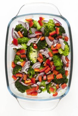 bir cam tabak taze sebze