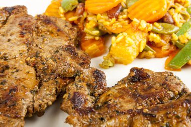 Izgara sebze ve et beyaz arka plan üzerinde