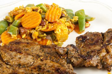 Izgara sebze ve et beyaz arka plan üzerinde