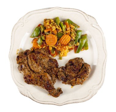 Izgara sebze ve et beyaz arka plan üzerinde