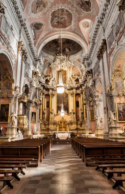 Vilnius Katedrali Litvanya ana Roma Katolik Katedrali var. Vilnius Old Town, Cathedral Square hemen ötesinde yer alır.