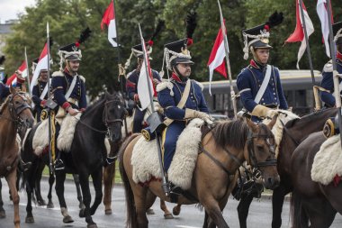 Geçit töreni tarihi üniformalı Polonyalı asker. Polonya Ordusu gün