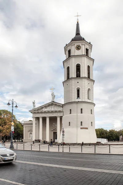 Vilnius Katedrali Litvanya ana Roma Katolik Katedrali var. Vilnius Old Town, Cathedral Square hemen ötesinde yer alır.