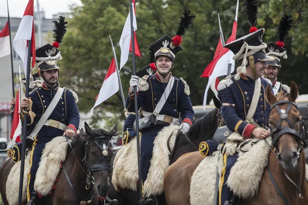 Parada polskich żołnierzy w mundurach historycznych. Dzień Wojska Polskiego — Zdjęcie stockowe