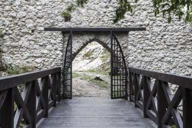 Pilcza kalede Smolen - Krakow-Czestochowa Upland, Kartalların yuva kale sisteminde, Polonya bulunan Gotik kale Harabeleri