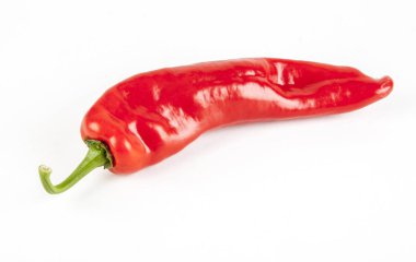 beyaz zemin üzerine taze biber