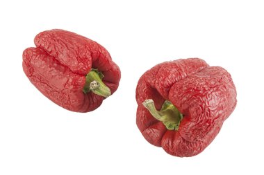 Beyaz bir arka plan üzerinde buruşuk biber