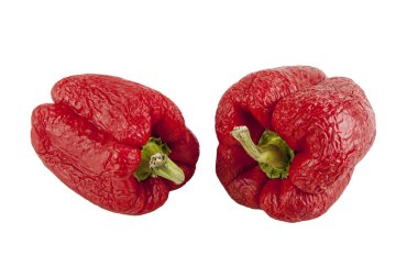 Beyaz bir arka plan üzerinde buruşuk biber