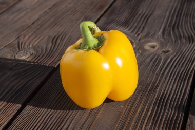 ahşap arka plan üzerinde taze kırmızı biber