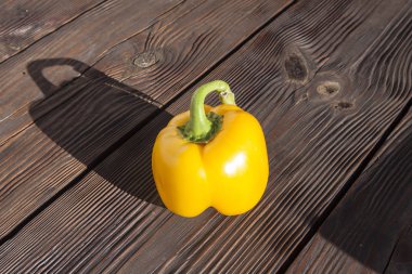 ahşap arka plan üzerinde taze kırmızı biber