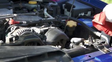Onarım adam araba motor yağı kontrol