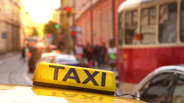 Gele taxi auto againts de zon — Stockvideo