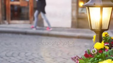 Turistler karşı parlayan fener ve çiçek yatak