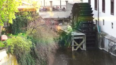 Tekerlek büyük su çarkı yavaş yavaş döner