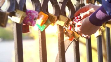 Kadın asmak aşk tatlı bir asma kilit