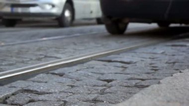 Kaldırımda araba otomobiller